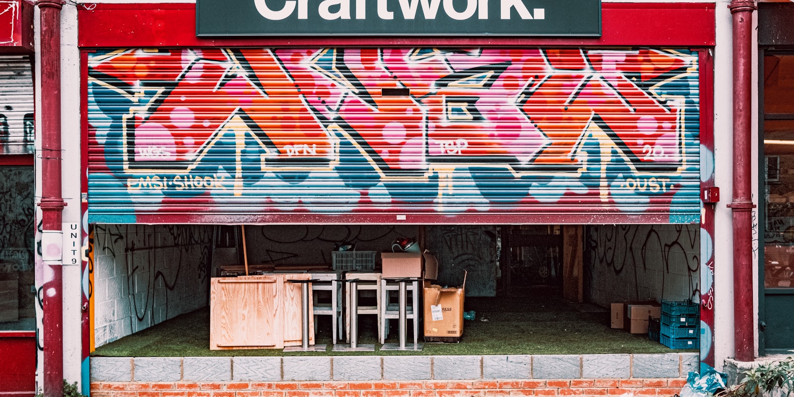 Smlouva o dílo na stole s psacím pérem